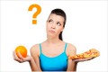 mujer duda comer sano o fast food