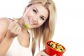 Mujer comiendo una ensalada macrobiótica