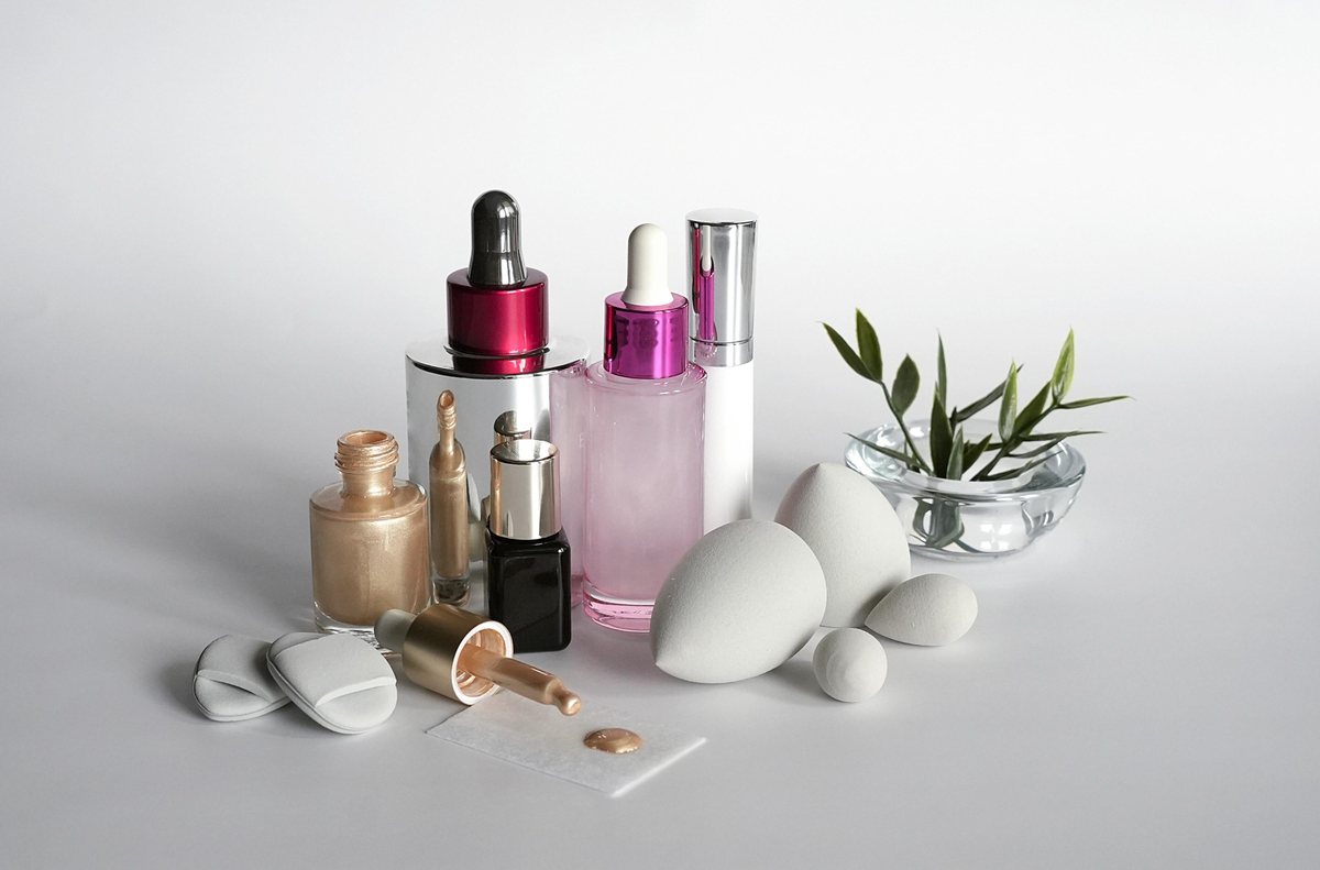Productos de cuidado de la piel y maquillaje sobre una mesa