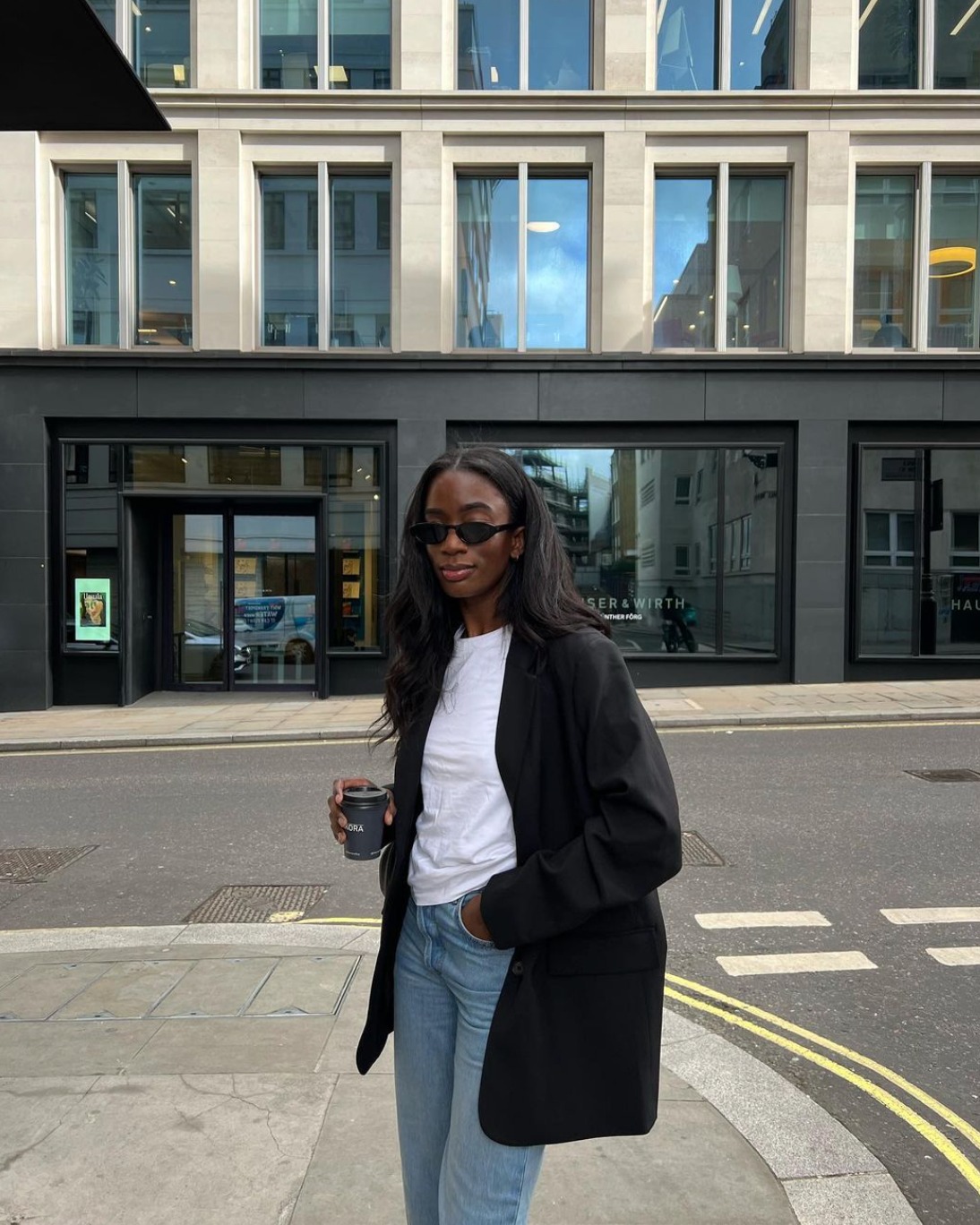 Rutina de belleza diaria con maquillaje natural y accesorios elegantes sobre un tocador