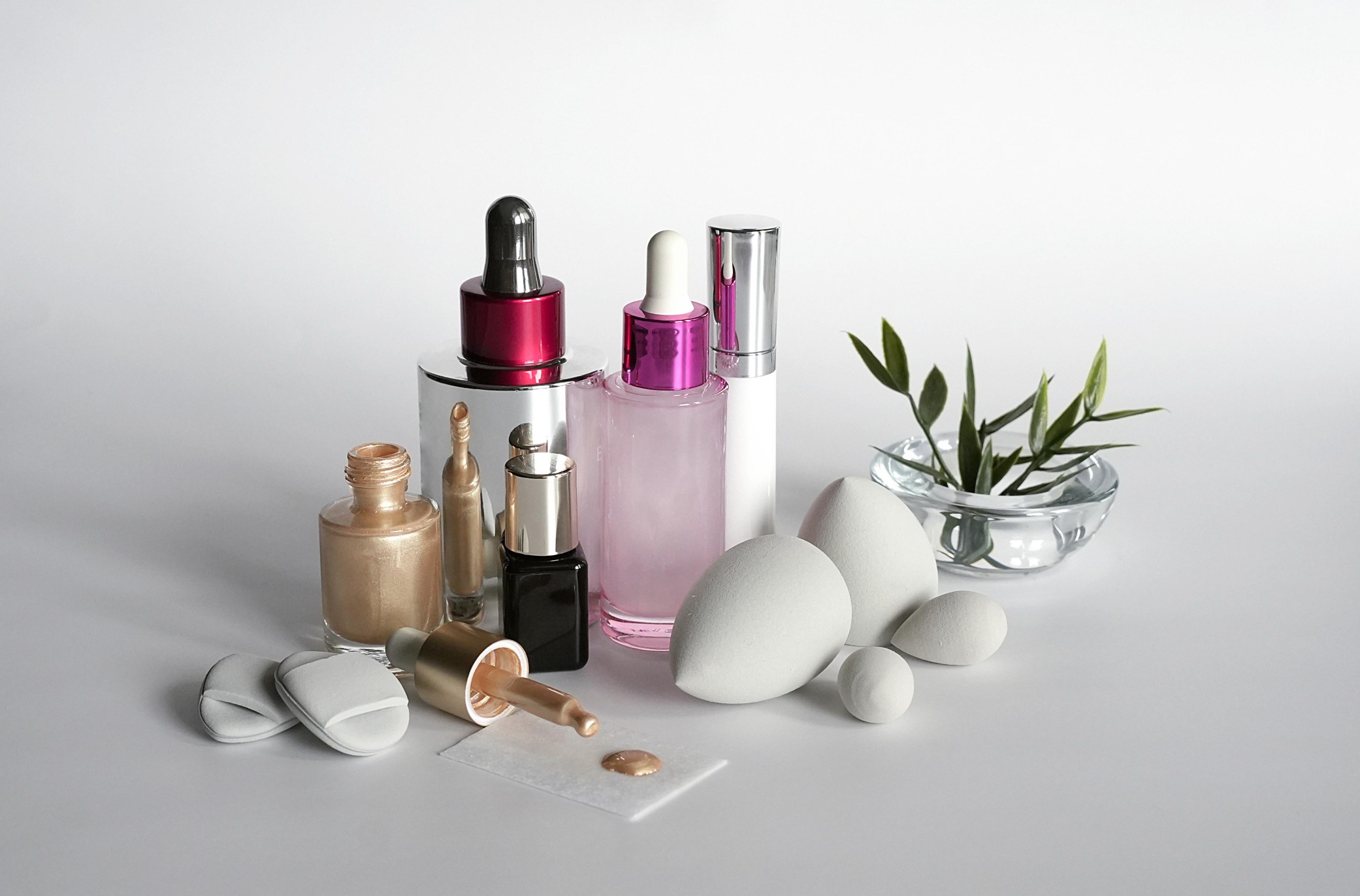 Armario cápsula con prendas neutras y accesorios para un estilo personal con intención