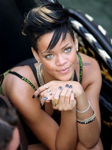 Rihanna con las uñas de color gris 