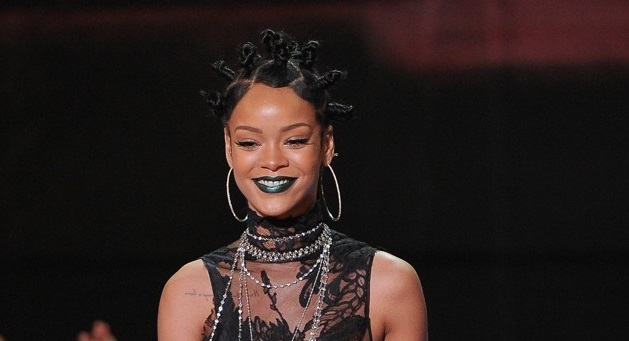 Rihanna con los labios verdes!