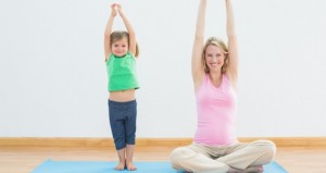 mamá y peque practicando bikram yoga 