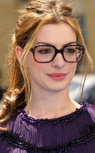 Anna hathaway con gafas 
