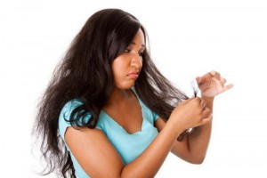 proteger el cabello de la humedad, mujer mirando las puntas del pelo 
