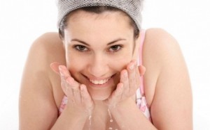 mujer lavándose la cara 