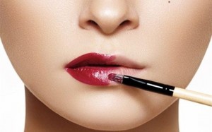 mujer maquillándose para sacar partido a una barra de labios 
