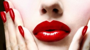 mujer con labios rojos 