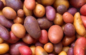 patatas para aclarar la piel en codos y rodillas 