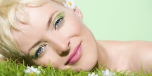 mujer con maquillaje primavera 