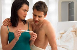 embarazo y estrés, pareja con un test de embarazo 