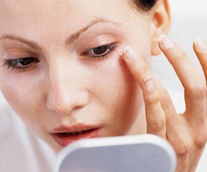 cómo aplicar cremas para el contorno de los ojos 