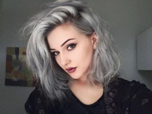 mujer con el pelo gris 