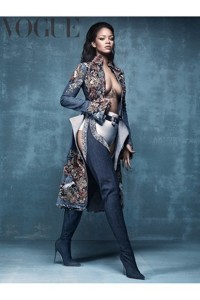 Rihanna con las botas de su colaboración con Manolo Blahnik