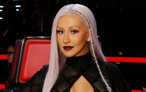 Christina Aguilera con piercings en el pelo