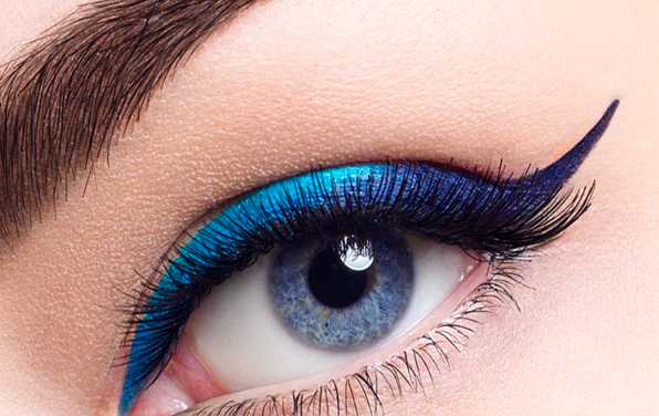 El Eyeliner Azul se convierte en tendencia de maquillaje